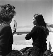 Dernier coup d'œil au miroir pour Barbara (Anouk Aimée) avant une nouvelle prise dans "La Fleur de l'âge" de M. Carné et J. Prévert, Belle-Ile, 1947