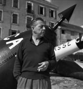 Jacques Prévert sur le tournage au port du Palais dans "La Fleur de l'âge" de M. Carné et J. Prévert, Belle-Ile, 1947