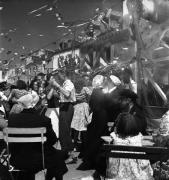 Le bal du 14 juillet sur le port de Sauzon dans "La Fleur de l'âge" de M. Carné et J. Prévert, Belle-Ile, 1947