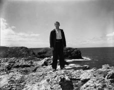 Petit-Louis (Serge Reggiani) rêve de Florence sur son rocher de la côte sauvage dans "La Fleur de l'âge" de M. Carné et J. Prévert, Belle-Ile, 1947