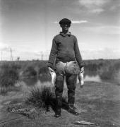 Un pêcheur breton apporte sa contribution au tournage de "La Fleur de l'âge" de M. Carné et J. Prévert, Belle-Ile, 1947