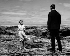 Florence (Arletty), inquiète, découvre Petit-Louis (Serge Reggiani) caché près de la grotte de l'Apothicairerie dans "La Fleur de l'âge" de M. Carné et J. Prévert, Belle-Ile, 1947