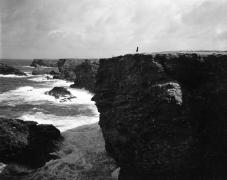 Barbara (Anouk Aimée) en silhouette au bord de la falaise dans "La Fleur de l'âge" de M. Carné et J. Prévert, Belle-Ile, 1947