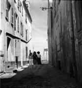 Barbara (Anouk Aimée) flâne avec ses amies sur le port du Palais dans "La Fleur de l'âge" de M. Carné et J. Prévert, Belle-Ile, 1947