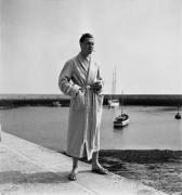 Olivier Pavane (Ivan Desny), écrivain à succès, se promène en robe de chambre sur le port dans "La Fleur de l'âge" de M. Carné et J. Prévert, Belle-Ile, 1947