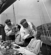 Séance de maquillage pour Maurice Teynac (Michel Brabant) et Margo Lion (Marie-Christine) dans "La Fleur de l'âge" de M. Carné et J. Prévert, Belle-Ile, 1947