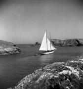 "Le Valrosa" largue les amarres emportant avec lui les parisiens et Florence (Arletty) au large de l'Anse des Cormorans dans "La Fleur de l'âge" de M. Carné et J. Prévert, Belle-Ile, 1947