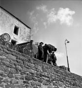 Marcel Carné supervise une scène sur le port de Sauzon dans "La Fleur de l'âge" de M. Carné et J. Prévert, Belle-Ile, 1947