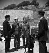 Petit-Louis (Serge Reggiani) et son copain, à nouveau sous l'autorité de Monsieur Garnier et de son chien Fidèle  dans "La Fleur de l'âge" de M. Carné et J. Prévert, Belle-Ile, 1947