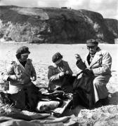 Confection et retouches des costumes sur le tournage de "La Fleur de l'âge" de M. Carné et J. Prévert, Belle-Ile, 1947