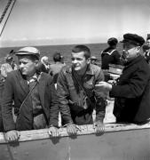 Petit-Louis (Serge Reggiani) et un codétenu arrivent menottés à Belle-Ile pour être incarcérés dans la Maison d'éducation surveillée de l'île dans "La Fleur de l'âge" de M. Carné et J. Prévert, Belle-Ile, 1947