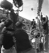 Monsieur Garnier (Paul Meurisse), traque un détenu caché dans le yacht, malgré les réticences du capitaine Michel Brabant (Maurice Teynac) dans "La Fleur de l'âge" de M. Carné et J. Prévert, Belle-Ile, 1947