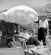 Marcel Carné lit le scénario à l'ombre sur "Le Valrosa" dans "La Fleur de l'âge" de M. Carné et J. Prévert, Belle-Ile, 1947