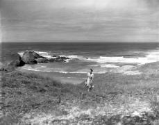 A la Pointe des Poulains, Florence (Arletty) cherche Petit-Louis (Serge Reggiani) dans "La Fleur de l'âge" de M. Carné et J. Prévert, Belle-Ile, 1947